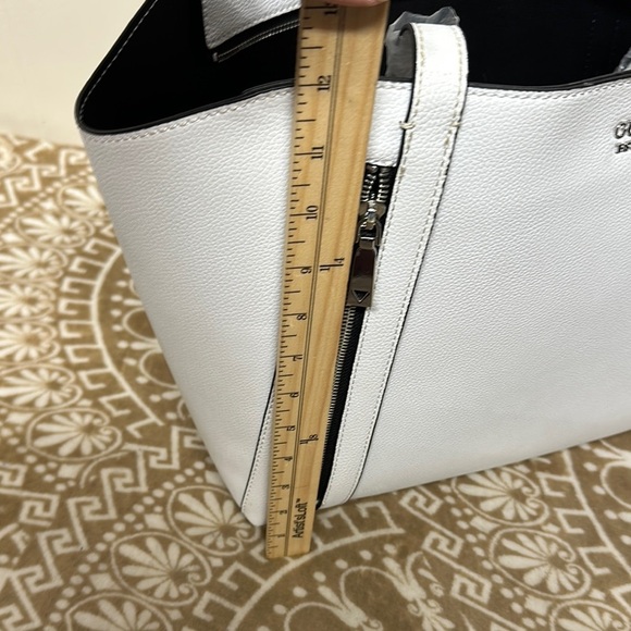 Guess White Naya TravelBag Set - Picture 8 of 15